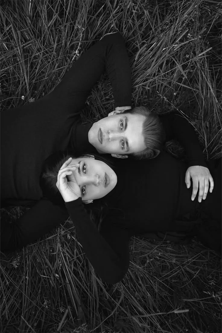 Фото пары: чёрно-белый кадр сверху